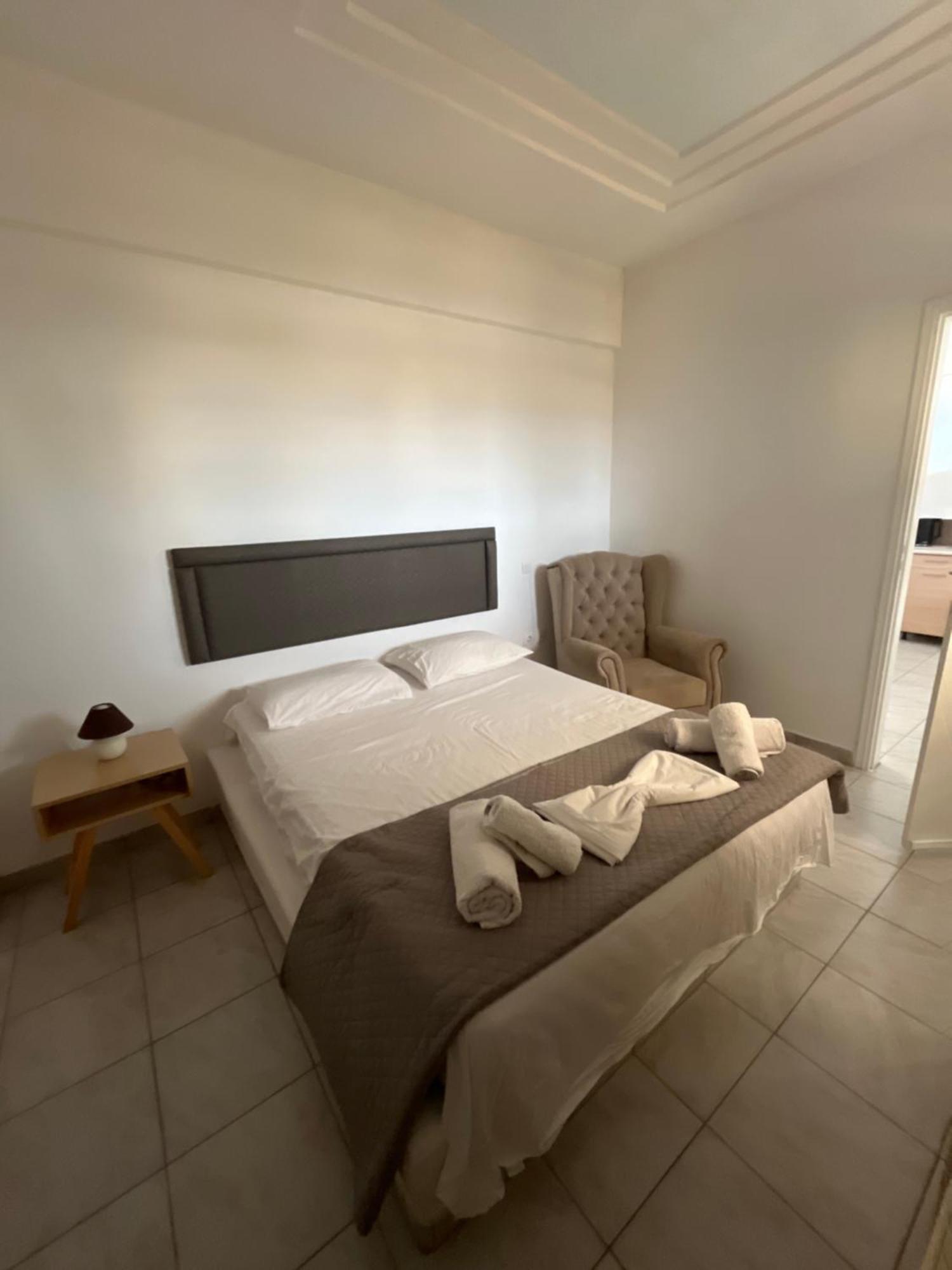 Leon Lux Apartments Perivolos  Bagian luar foto
