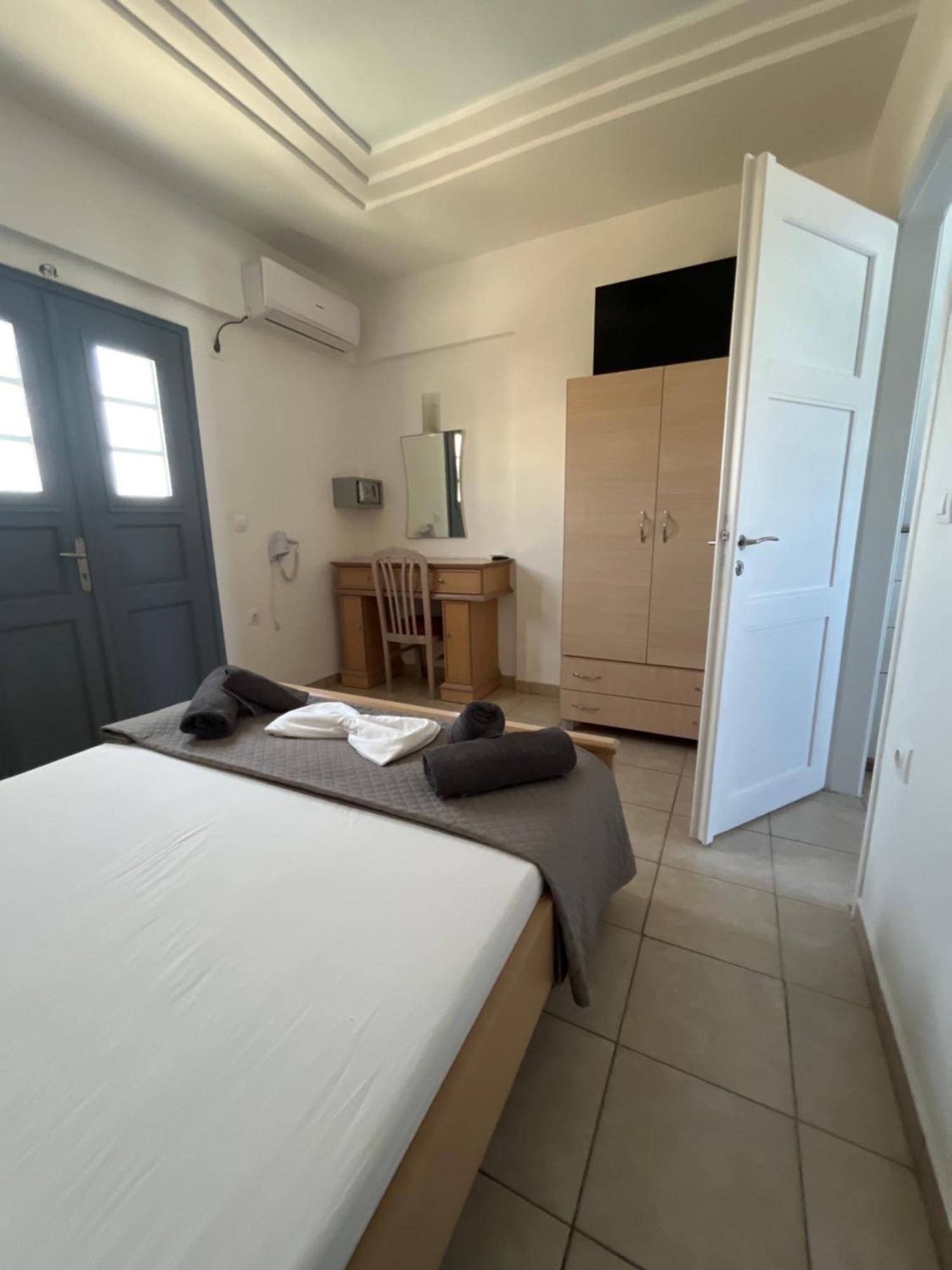 Leon Lux Apartments Perivolos  Bagian luar foto